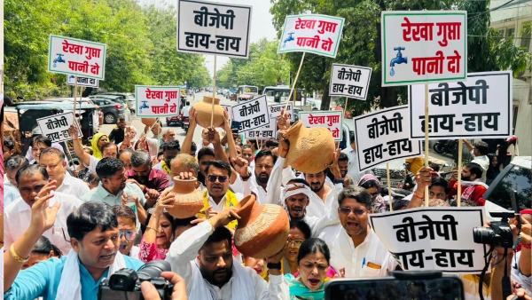 aap-mla-kuldeep-kumar-matka-phod-protest aap-mla-kuldeep-kumar-matka-phod-protest