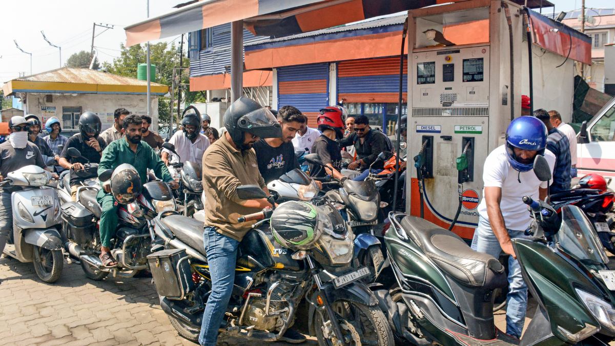 BJP और गैर-BJP राज्यों में क्यों अलग हैं पेट्रोल के दाम?