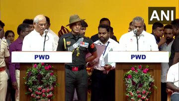 Thalapathy Vijay CM Oath: अरुण राज ने भी ली मंत्री पद की शपथ