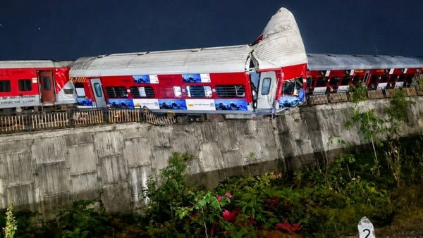 ujjaini express derails