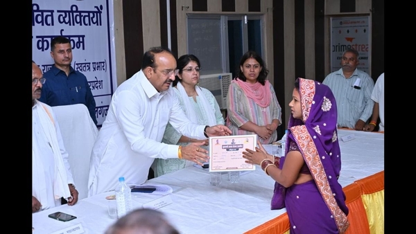 Uttar Pradesh storm relief aids family