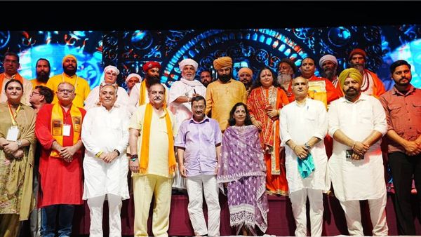 Arvind Kejriwal participating in Shiv Bhajan event in Gurdaspur