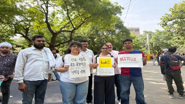 'हम पीछे नहीं हटेंगे', जंतर मंतर में गूंज रहा थाली-चम्मच का शोर