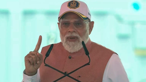 pm-modi-delays-convoy-at-delhi-airport
