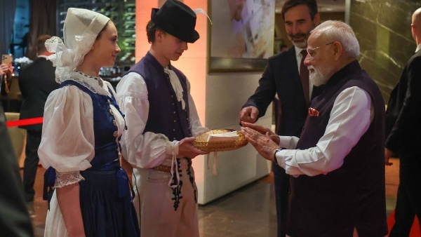 PM Modi Welcomed With Bread And Salt