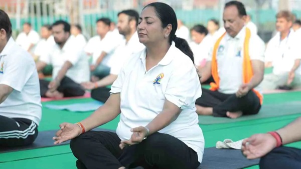 Delhi CM Rekha Gupta Yoga Day Delhi CM Rekha Gupta Yoga Day
