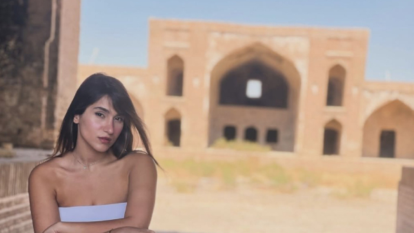 Who Is Singer Parastoo Ahmadi