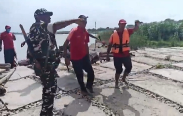 nepal-floods-2-year-old-child-pulled-alive