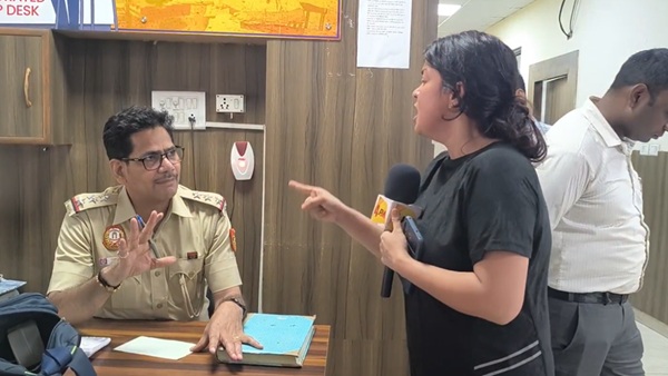 Delhi Police Assault Women Journalists Saket