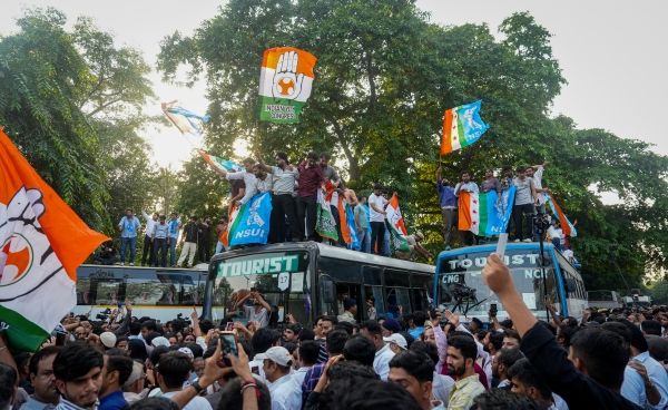 priyanka-gandhi-lies-on-road priyanka-gandhi-lies-on-road