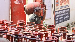 देश में गैस को लेकर टेंशन बढ़ी, आज आपके शहर में कितने रुपये का मिल रहा है सिलेंडर, चेक करें नया रेट