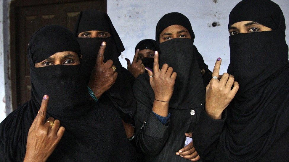 वोट डालने के बाद मुस्लिम महिलाएं वोट डालने के बाद मुस्लिम महिलाएं