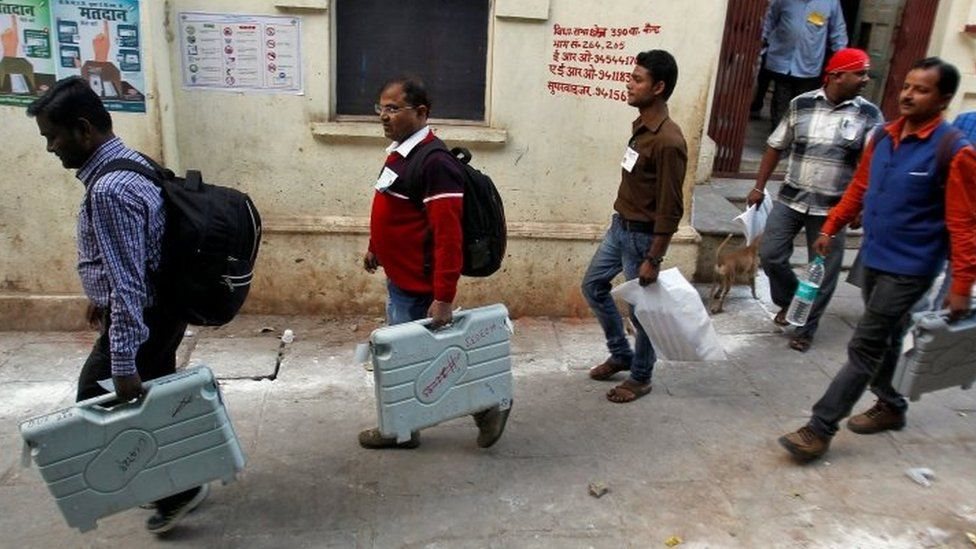 ईवीएम ले जाते चुनाव कर्मी