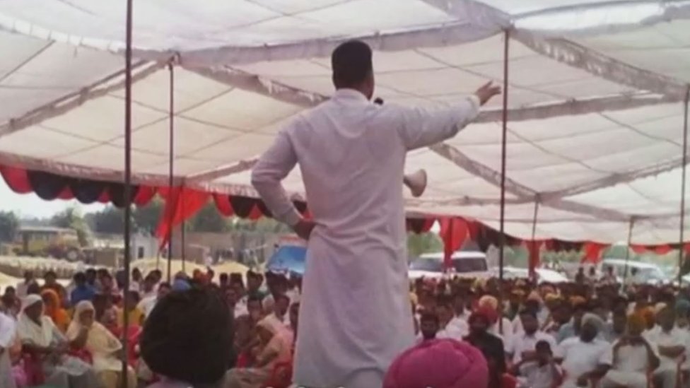 भीड़ में बोलते हुए लक्खा भीड़ में बोलते हुए लक्खा