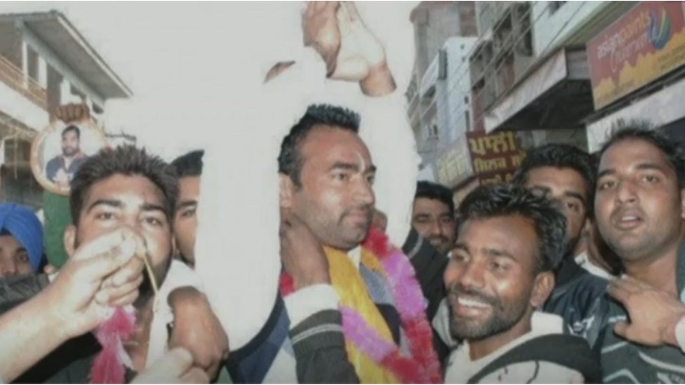 लक्खा को माला पहनाते लोग लक्खा को माला पहनाते लोग