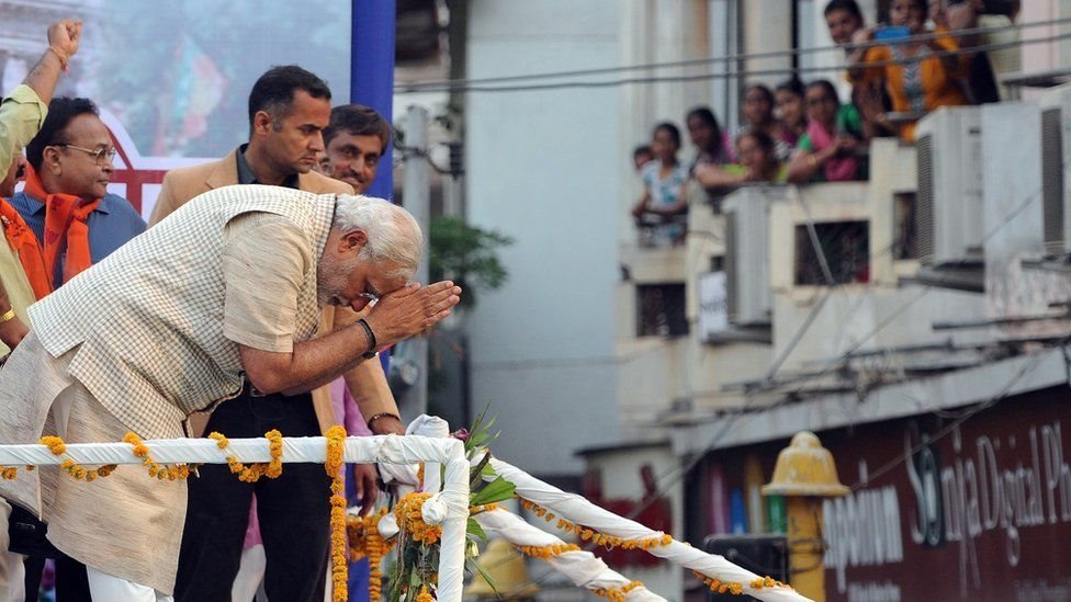 मोदी झुककर नमस्ते करते हुए मोदी झुककर नमस्ते करते हुए