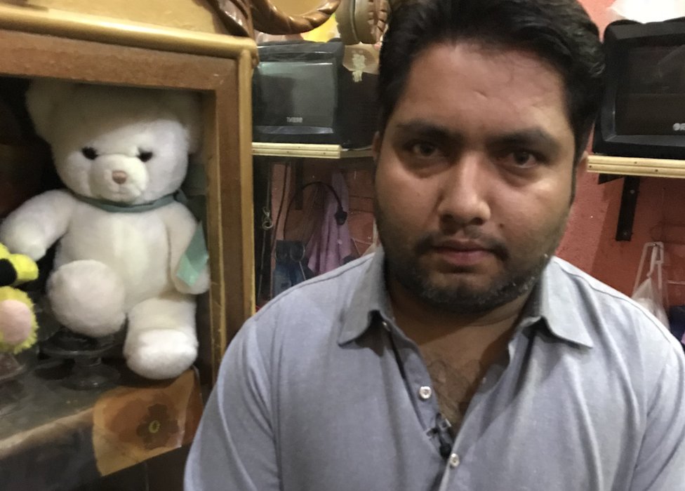 आयशा के पिता आशिफ बाबा ने उस सफ़ेद टेडी बियर को जिसे आयशा ने उन्हें गिफ़्ट के रूप में दिया था संभाल के रखा है