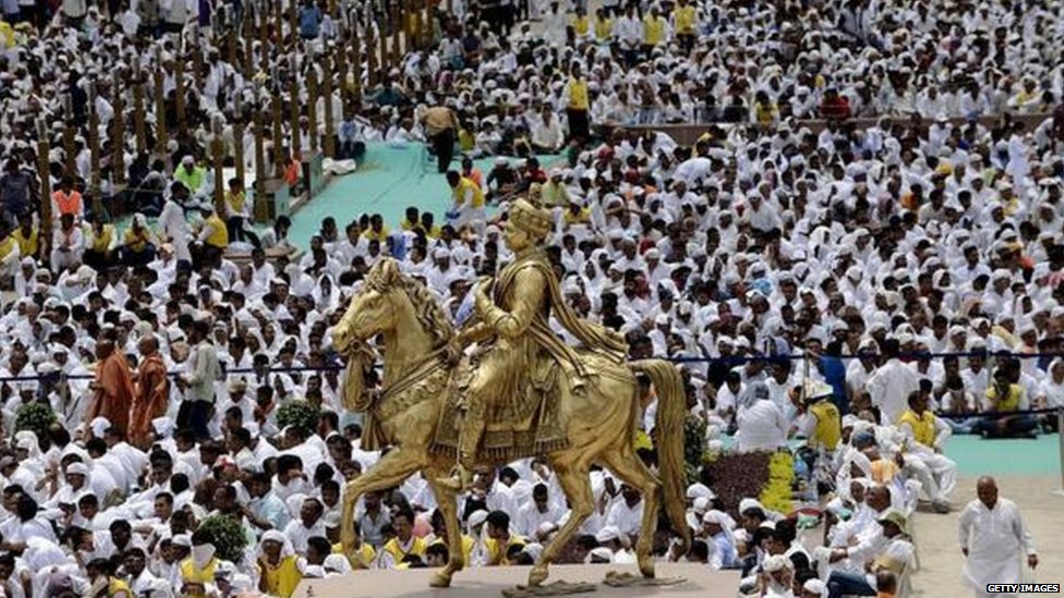 स्वामिनारायण संप्रदाय के संस्थापक सहजानंद स्वामी की घोड़े पर बैठी मूर्ति