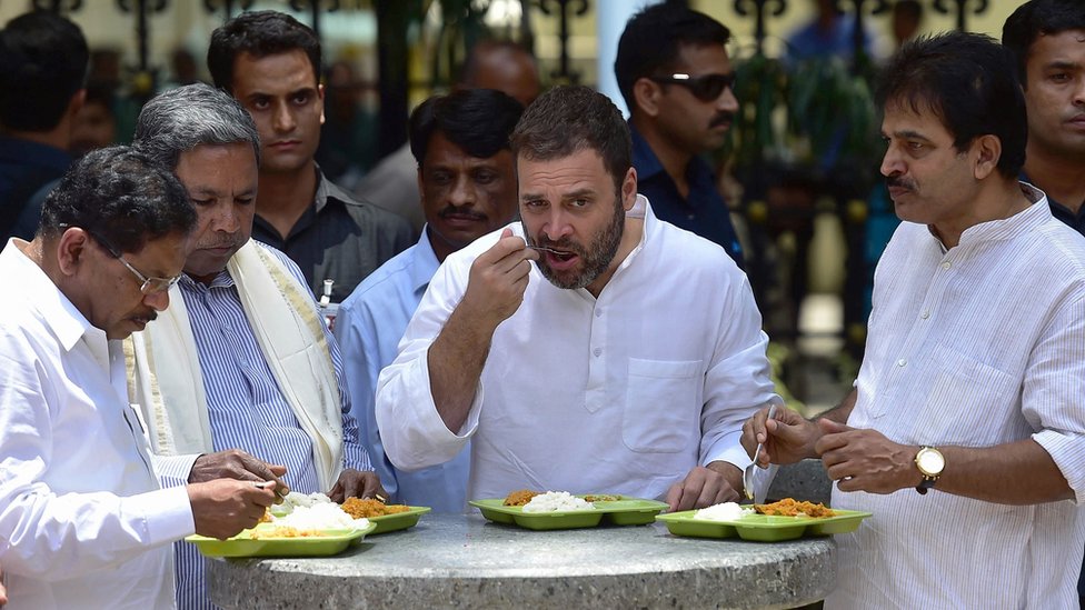मुख्यमंत्री सिद्धारमैया के साथ राहुल गांधी मुख्यमंत्री सिद्धारमैया के साथ राहुल गांधी