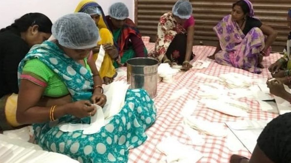 सैनिटरी पैड बनाती महिलाएं