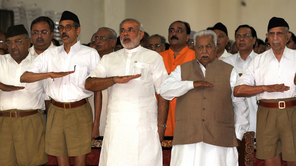 आरएसएस पदाधिकारियों के साथ मोदी