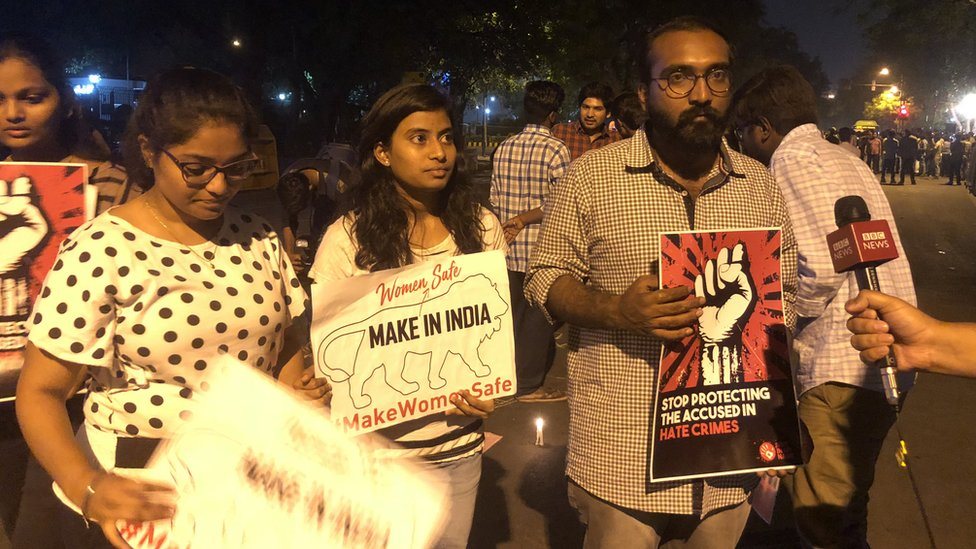 कठुआ और उन्नाव रेप की घटनाओं को लेकर सड़कों पर उतरे लोग
