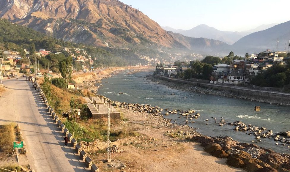मुज़फ़्फ़राबाद शहर का नज़ारा, शहर को दो हिस्सों में बाँटती नीलम नदी