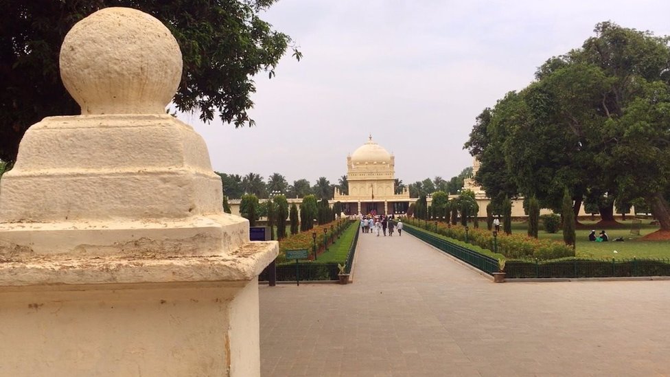 टीपू सुल्तान मैसूर से लगभग 15 किलोमीटर की दूरी पर श्रीरंगपट्टनम में एक सुंदर मकबरे में अपने पिता हैदर अली और माँ फ़ातिमा फ़ख़रुन्निसा के बाज़ू में दफन हैं