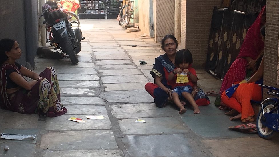 गुजराती में उत्तर भारतीय महिलाएं गुजराती में उत्तर भारतीय महिलाएं