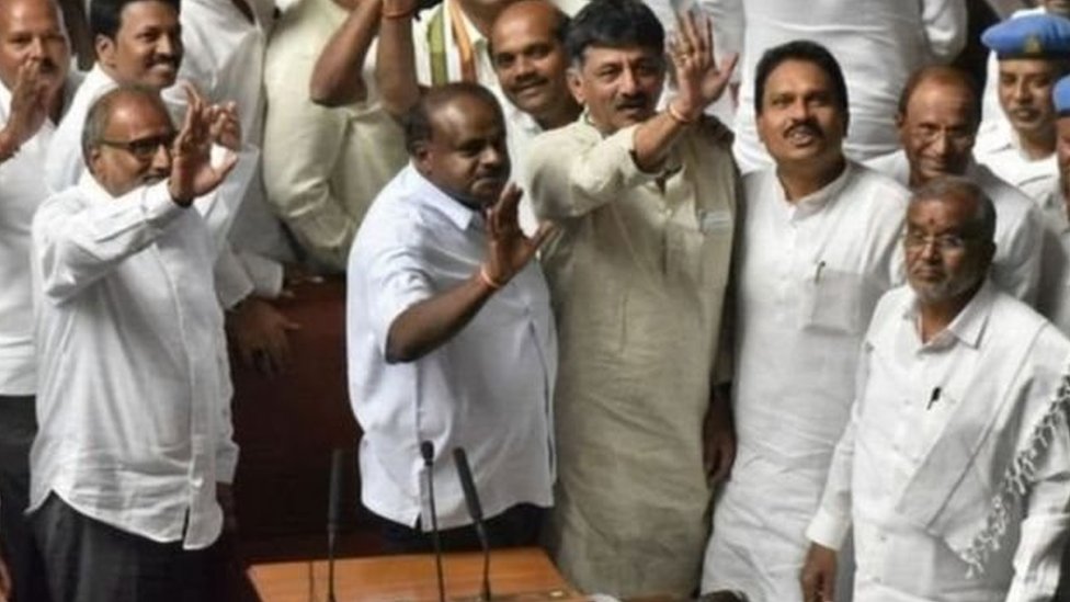 कुमारस्वामी सरकार की बढ़ी मुश्किल