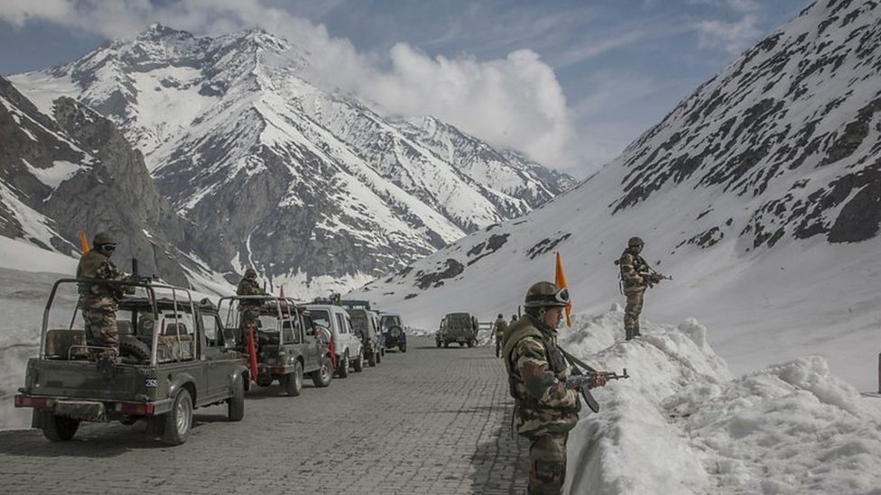 कश्मीर और लद्दाख को जोड़ने वाले हाईवे पर भारतीय सैनिक कश्मीर और लद्दाख को जोड़ने वाले हाईवे पर भारतीय सैनिक