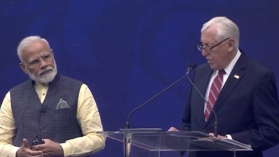 मोदी के स्वागत में भाषण देते अमरीकी सांसद स्टेनी होयर मोदी के स्वागत में भाषण देते अमरीकी सांसद स्टेनी होयर