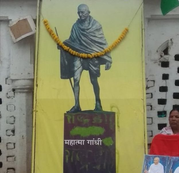 महात्मा गांधी की तस्वीर पर राष्ट्रद्रोही लिख दिया है