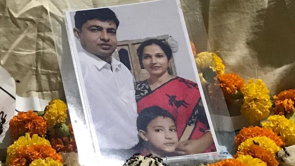 बंधु प्रकाश पाल, उनकी पत्नी और बेटे की तस्वीर बंधु प्रकाश पाल, उनकी पत्नी और बेटे की तस्वीर