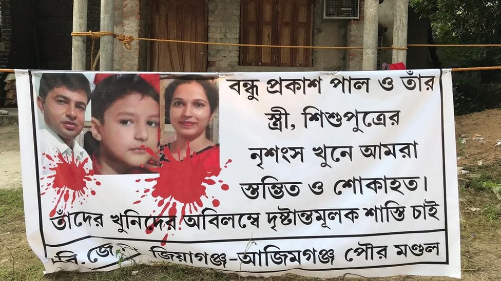बंधु प्रकाश पाल, उनकी पत्नी और बेटे की तस्वीर बंधु प्रकाश पाल, उनकी पत्नी और बेटे की तस्वीर