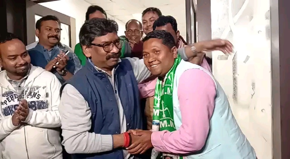 आदिवासियों का मिला साथ