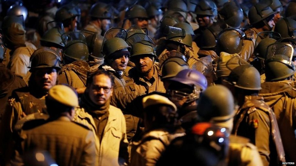 कैंपस में पुलिस का फ्लैग मार्च 