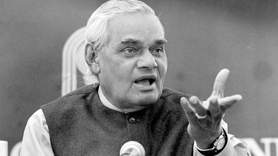 अटल बिहारी वाजपेयी को बेटा मनाती थीं राजमाता 