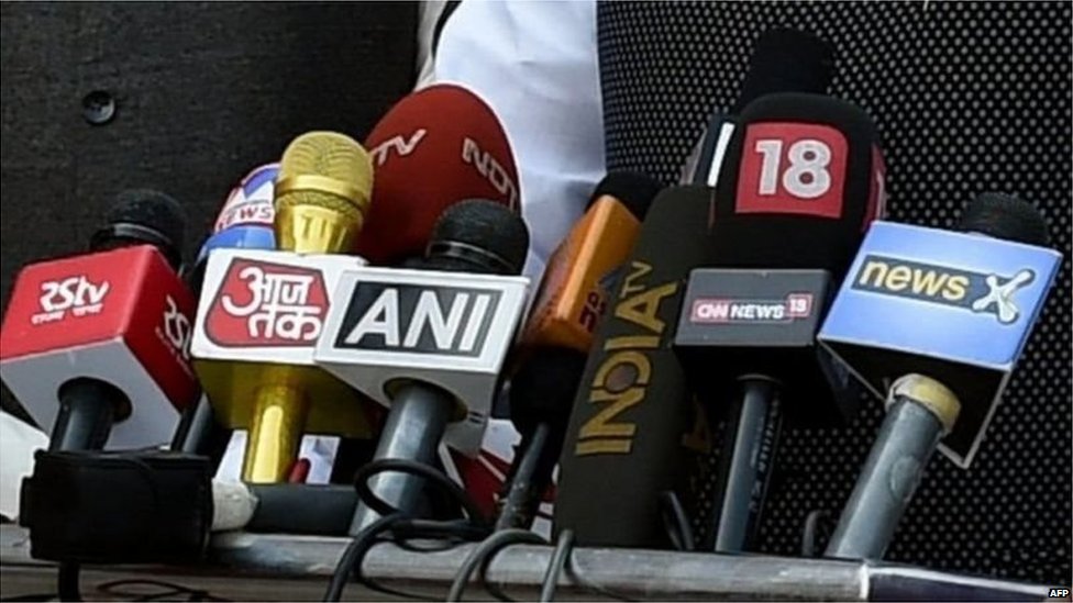 मीडिया संस्थानों के माइक