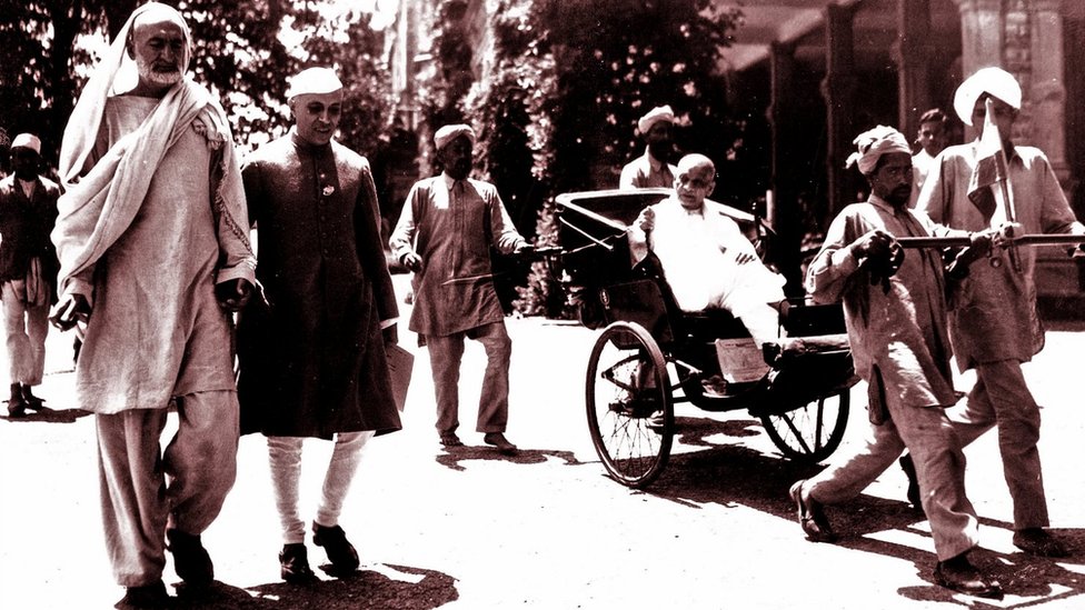 ख़ान अब्दुल गफ़्फ़ार ख़ान और जवाहरलाल नेहरू के साथ सरदार पटेल ख़ान अब्दुल गफ़्फ़ार ख़ान और जवाहरलाल नेहरू के साथ सरदार पटेल