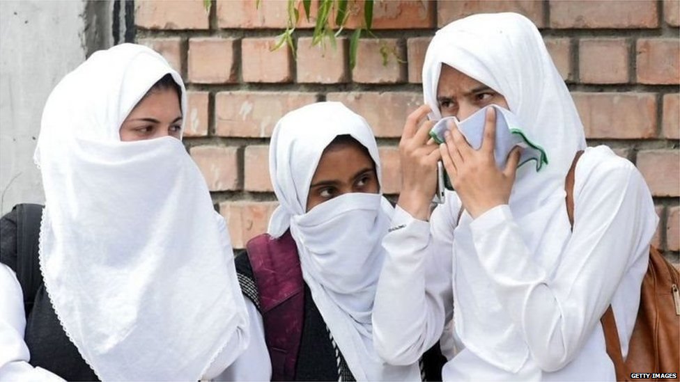 मुंह ढककर खड़ीं लड़कियां मुंह ढककर खड़ीं लड़कियां