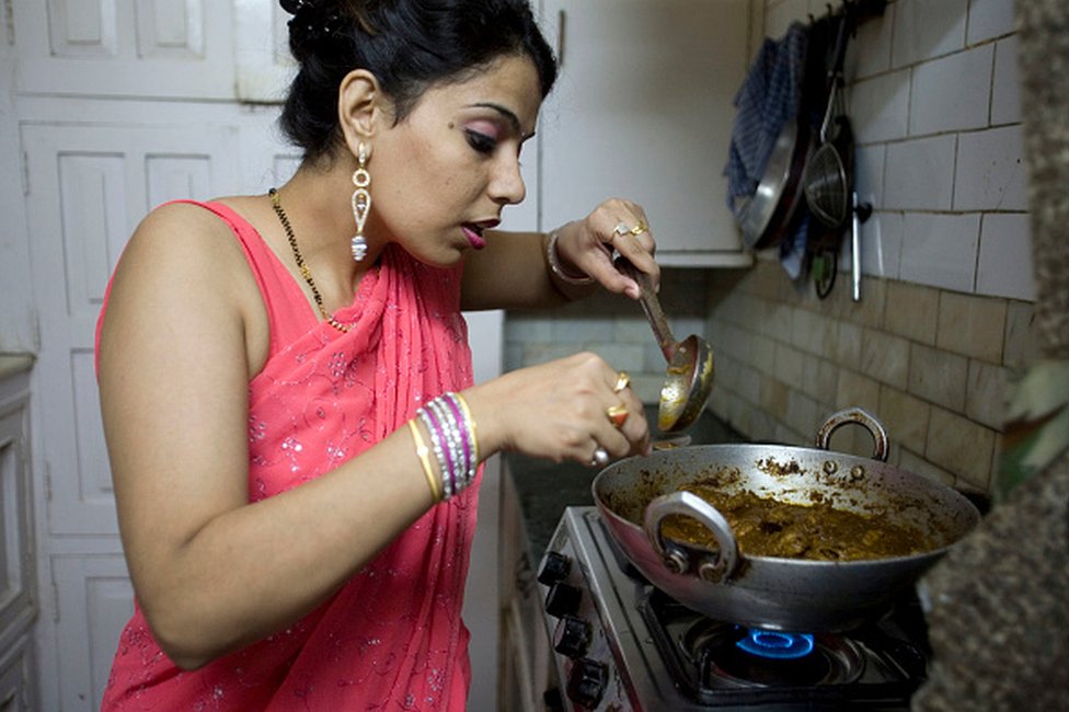 खाना पकाती भारतीय महिला