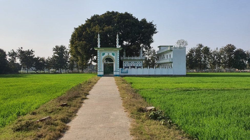 धन्नूपुर गाँव में जिस जगह ज़मीन देने का प्रस्ताव किया गया है, उसके पास ही एक दरगाह है