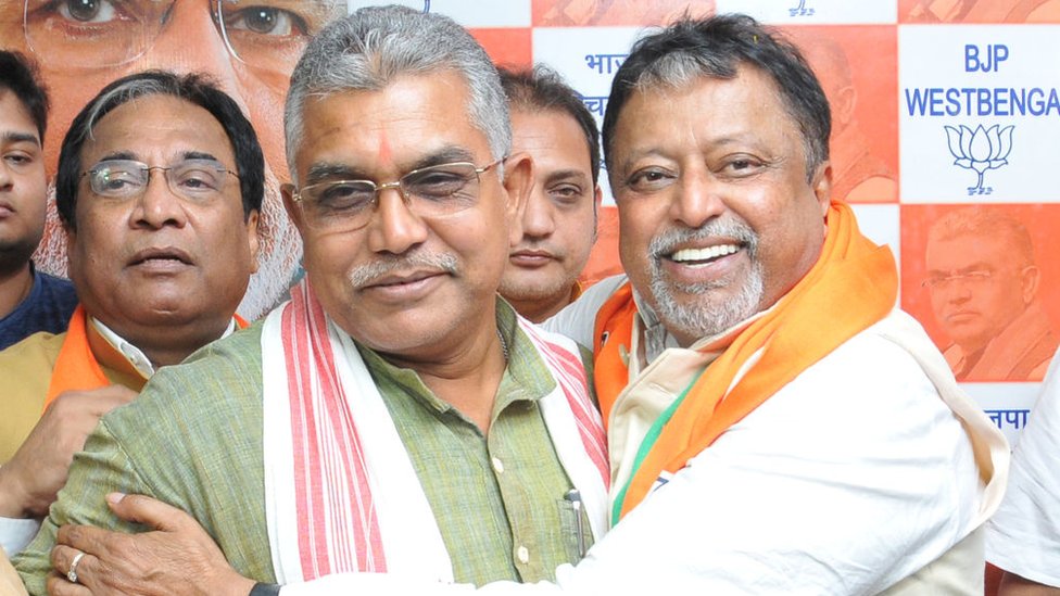 पश्चिम बंगाल बीजेपी प्रदेश अध्यक्ष दिलीप घोष(माइक के साथ) और मुकुल रॉय पश्चिम बंगाल बीजेपी प्रदेश अध्यक्ष दिलीप घोष(माइक के साथ) और मुकुल रॉय