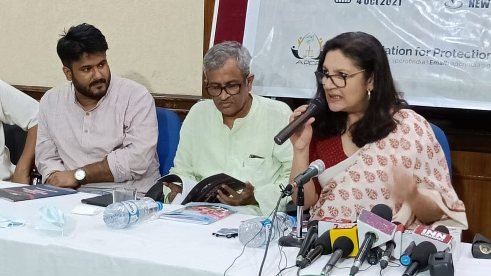 प्रेस कॉन्फ़्रेंस में लेखिका फ़राह नक़वी