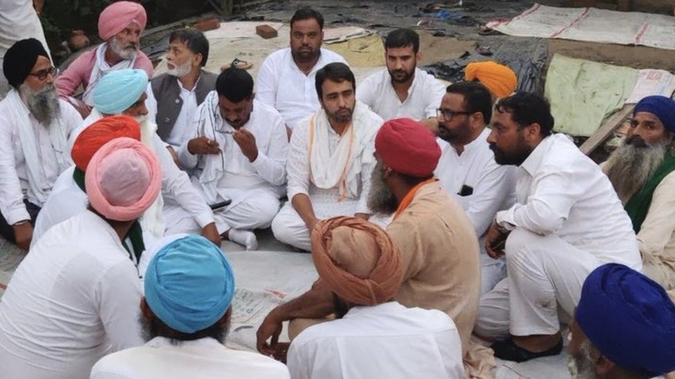 लखीमपुरी खीरी में मारे गए किसान लवप्रीत सिंह के घर पर जयंत चौधरी लखीमपुरी खीरी में मारे गए किसान लवप्रीत सिंह के घर पर जयंत चौधरी