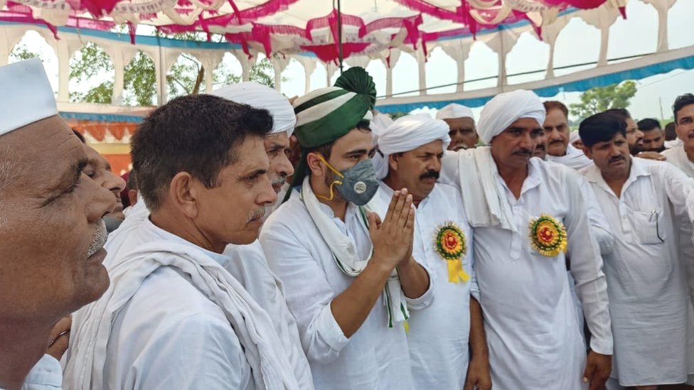 सिसौली में नरेश टिकैत समेत अन्य बीकेयू नेताओं के साथ जयंत चौधरी सिसौली में नरेश टिकैत समेत अन्य बीकेयू नेताओं के साथ जयंत चौधरी