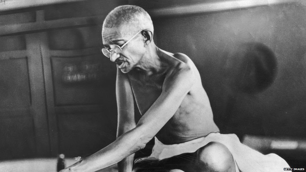 अनशन पर बैठे गांधी