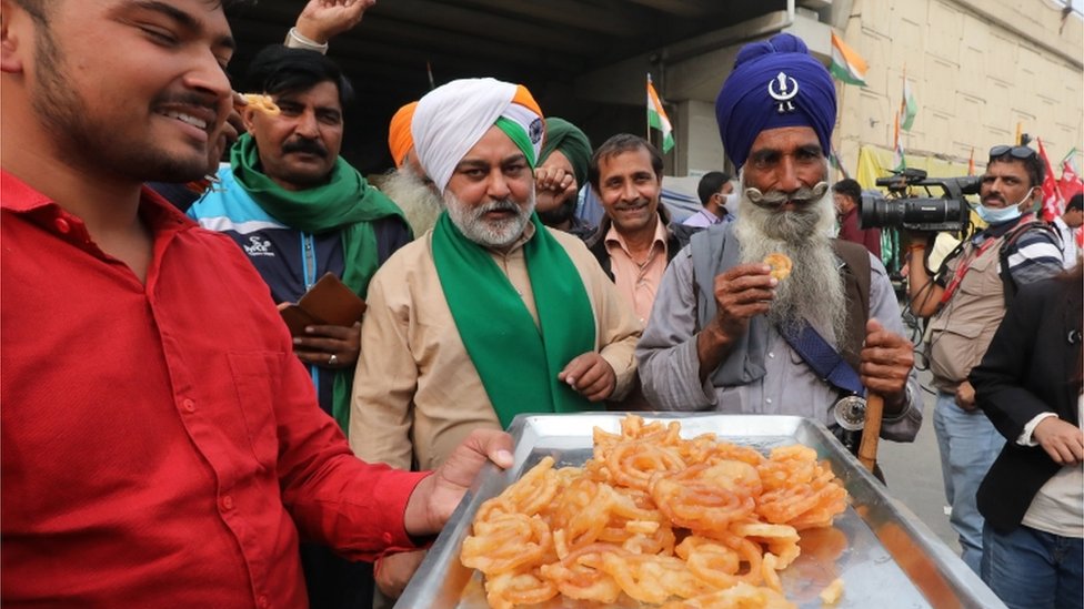 भारत में कृषि क़ानूनों के ख़िलाफ़ किसानों के प्रदर्शन को राष्ट्रीय ही नहीं बल्कि अंतरराष्ट्रीय स्तर पर भी काफ़ी सुर्ख़ियां मिली थीं. कनाडा, ब्रिटेन और अमेरिका में तो बाक़ायदा इन क़ानूनों के ख़िलाफ़ प्रदर्शन होते रहे हैं.इन क़ानूनों के वापस लिए जाने की प्रधानमंत्री नरेंद्र मोदी की घोषणा के बाद यह भी साफ़ था कि इसको अंतरराष्ट्रीय सुर्ख़ियां मिलेंगी.