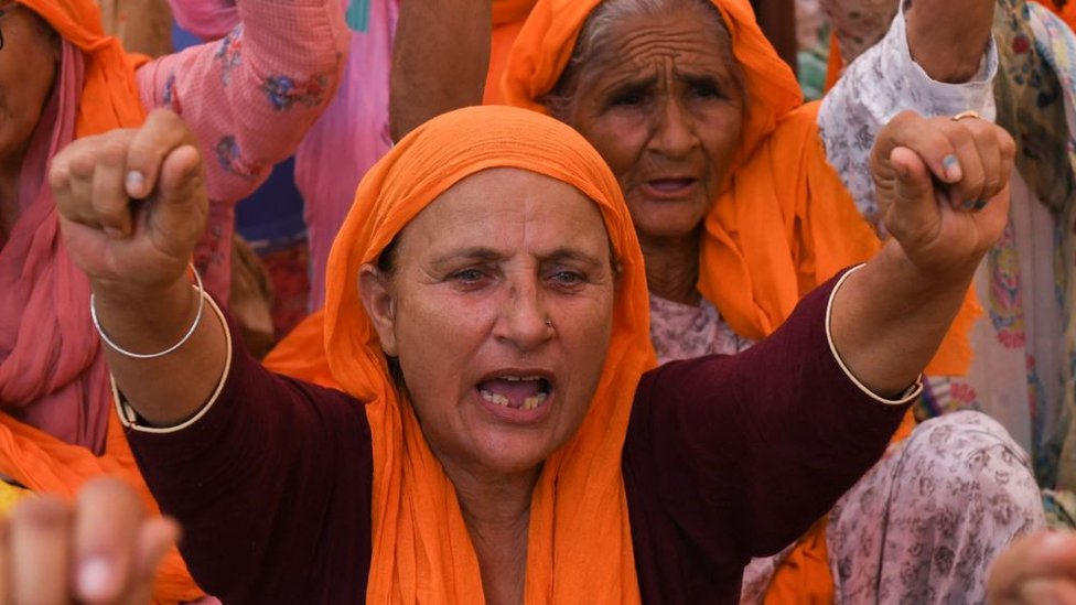 भारत में कृषि क़ानूनों के ख़िलाफ़ किसानों के प्रदर्शन को राष्ट्रीय ही नहीं बल्कि अंतरराष्ट्रीय स्तर पर भी काफ़ी सुर्ख़ियां मिली थीं. कनाडा, ब्रिटेन और अमेरिका में तो बाक़ायदा इन क़ानूनों के ख़िलाफ़ प्रदर्शन होते रहे हैं.इन क़ानूनों के वापस लिए जाने की प्रधानमंत्री नरेंद्र मोदी की घोषणा के बाद यह भी साफ़ था कि इसको अंतरराष्ट्रीय सुर्ख़ियां मिलेंगी.